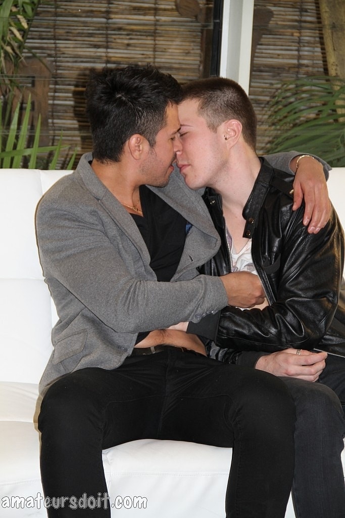 Hunky gay Bryce Banger kisses his hot BF & lets him suck his big dick  